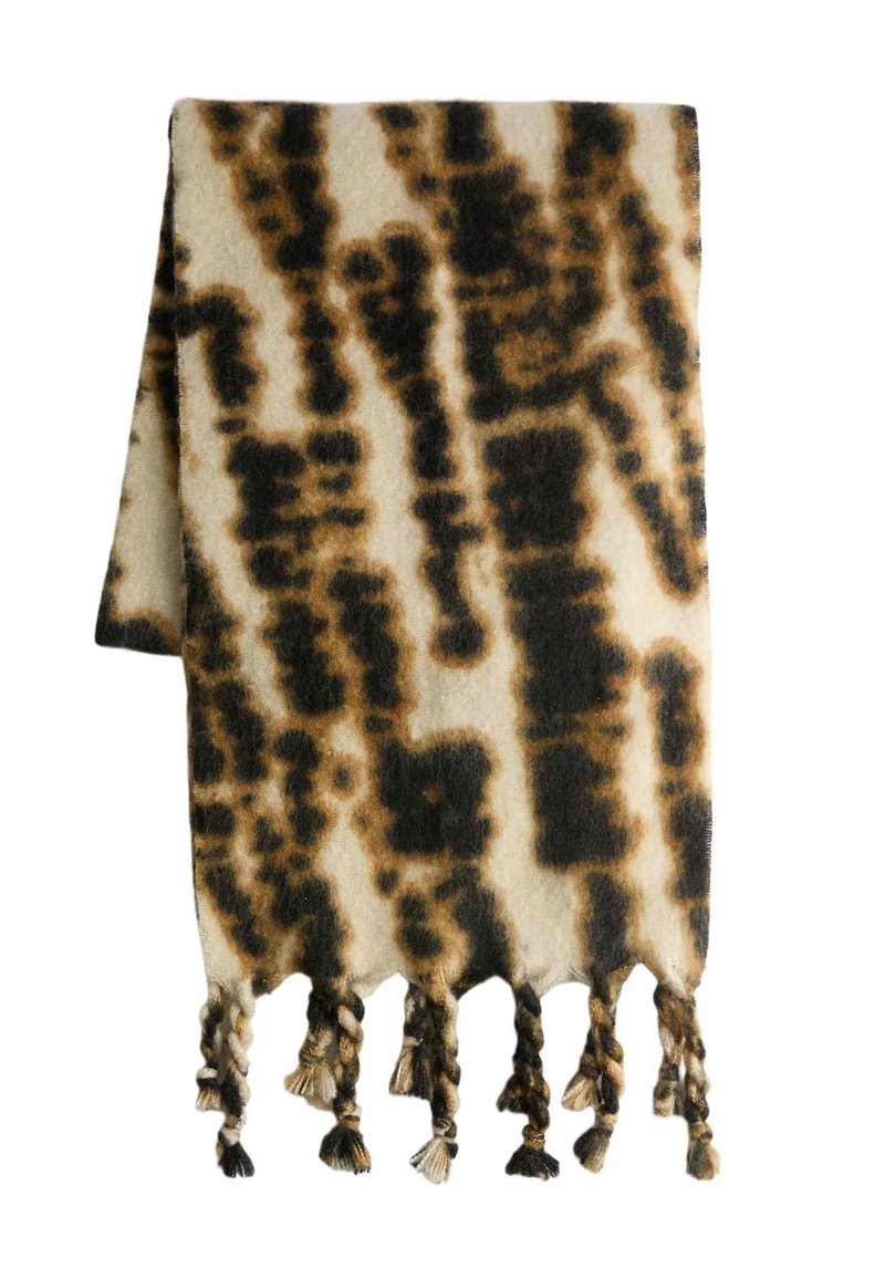 Uldkast med et beige og mørkebrunt leopardmønster. Har fletede frynser i bunden, som tilfører struktur og detalje.