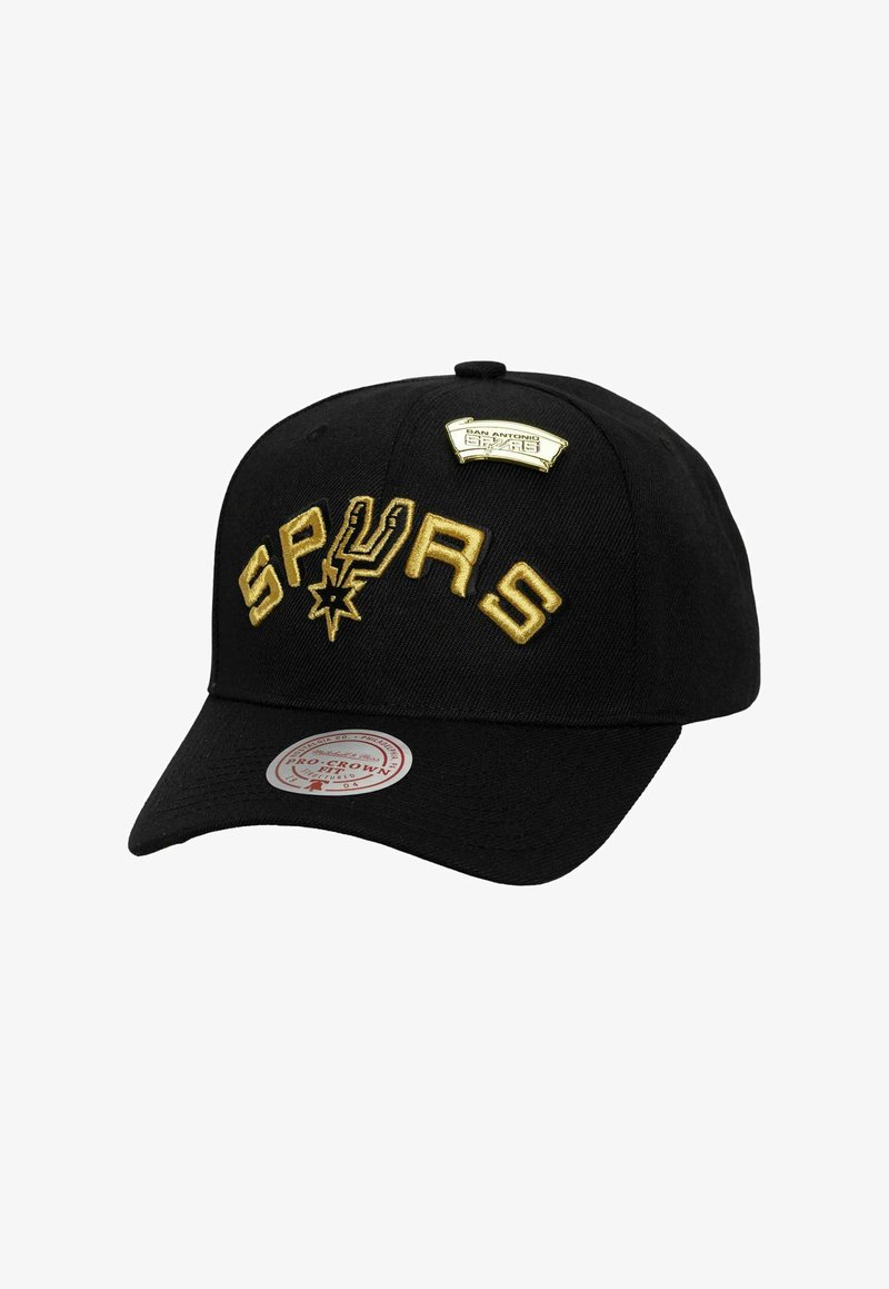 Casquette de baseball noire avec texte "SPURS" brodé en or et logo ; forme structurée avec visière arrondie ; tissu lisse avec une légère texture.
