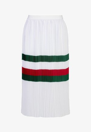 Faltender Midirock in Weiß mit grünen und roten horizontalen Streifen. Elastischer Bund, strukturierter Stoff, glatte Oberfläche und geschichtetes Design.