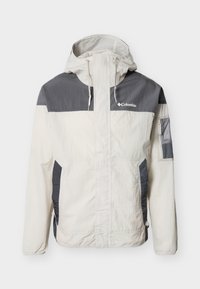 Ανδρικό ελαφρύ μπουφάν, με διχρωμία σε εκρού και γκρι. Διαθέτει κουκούλα, εμπρόσθιο φερμουάρ, πλαϊνές τσέπες και μια δίχτυ τσέπη στο μανίκι.