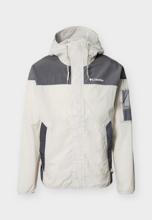 Ανδρικό ελαφρύ μπουφάν, με διχρωμία σε εκρού και γκρι. Διαθέτει κουκούλα, εμπρόσθιο φερμουάρ, πλαϊνές τσέπες και μια δίχτυ τσέπη στο μανίκι.