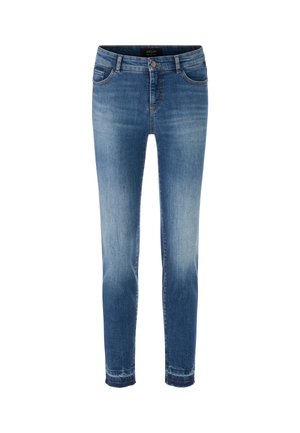 Blaue Denim-Jeans mit schlanker Passform, klassischem Fünf-Taschen-Design, verblasster Struktur und rohem Saum an den Knöcheln.