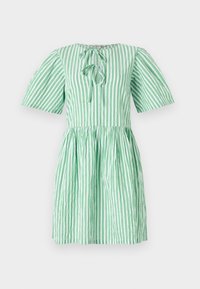 Vestido riscas verdes e brancas com mangas curtas e volumosas, decote redondo e detalhe de laço à frente, alargando na cintura.