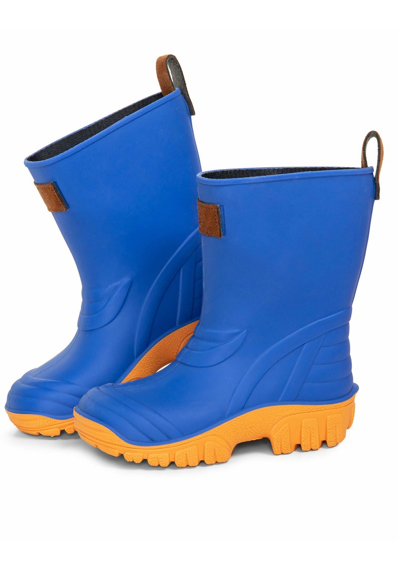 Blaue Gummistiefel mit einer orangefarbenen strukturierten Sohle, die oben mit einem braunen Stoffakzent versehen sind und eine glatte, wasserdichte Oberfläche haben.