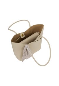 Beige lædertaske med en struktureret form og en enkelt skulderrem. Har en blød indeni-foring og et tilbehør med paisley-mønster.