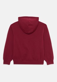 Sweat à capuche bourgogne, en coton doux, avec une capuche, des manches longues et des poignets élastiques, au design simple et uni.