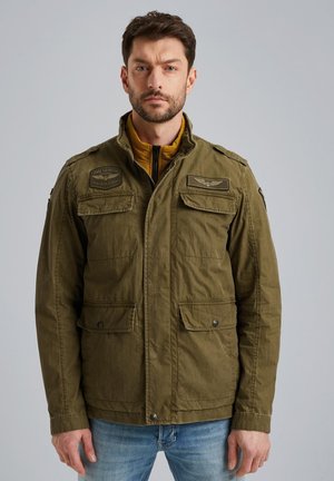 Olivgrüne Jacke mit Reißverschluss und Druckknöpfen, zwei Brusttaschen, Schulterklappen und einem gelben Futter unter dem Kragen.