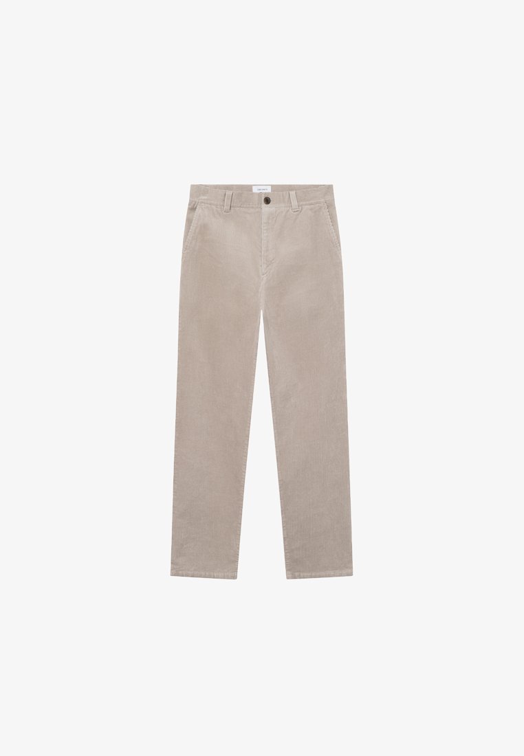 Beżowe spodnie z kordurowej tkaniny o prostym kroju, z kieszeniami z przodu i zapięciem na guzik. Teksturowany materiał z widocznym prążkowanym wzorem.