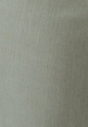 Tessuto grigio chiaro con motivo a spina di pesce diagonale, che mostra una trama ravvicinata e fili sottili.