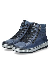 Baskets montantes en cuir bleu marine avec des lacets noirs. Comprend une fermeture éclair sur le côté et une semelle en caoutchouc texturée avec des accents métalliques.