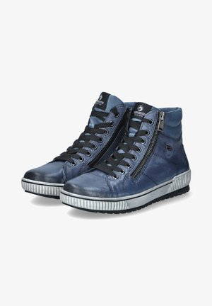 Sneaker alte in pelle blu navale con lacci neri. Presentano una cerniera laterale e una suola in gomma testurizzata con accenti metallici.