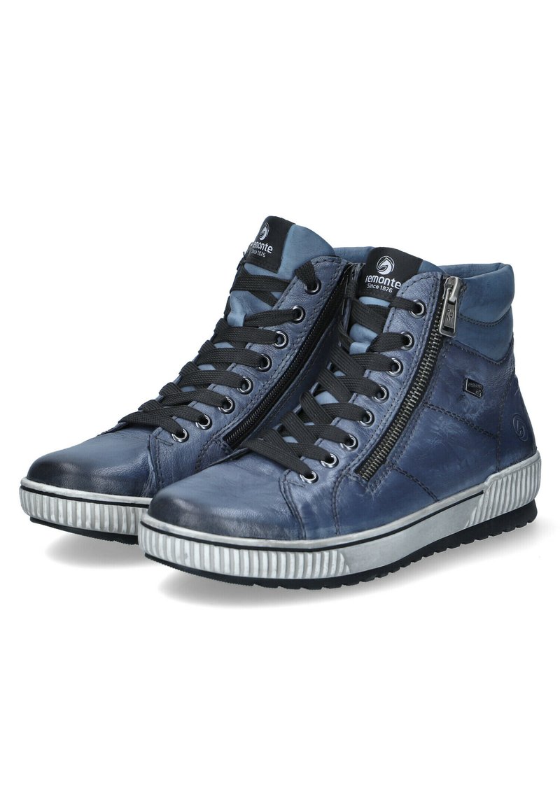 Baskets montantes en cuir bleu marine avec des lacets noirs. Comprend une fermeture éclair sur le côté et une semelle en caoutchouc texturée avec des accents métalliques.