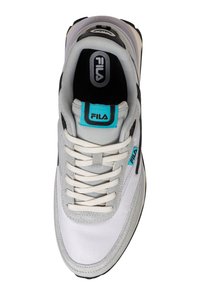 Sneaker bianco con accenti grigi e neri, tomaia in tessuto testurizzato, lacci piatti grigi e logo "FILA" turchese sulla linguetta.