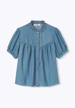 Blouse en denim bleu clair à manches courtes avec col à volants et boutons dorés sur le devant.