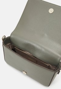 DKNY BRYANT AVE FLAP - Borsa a tracolla - olive