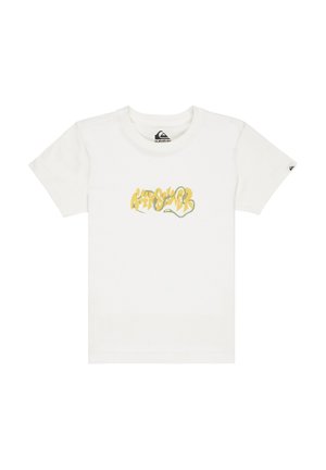 Camiseta de algodón blanca con un diseño gráfico amarillo y verde en la parte frontal. Mangas cortas y escote redondo con una etiqueta de logo en la manga.