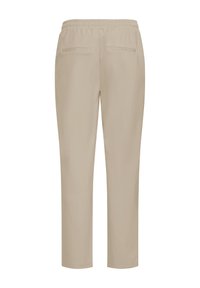 Bézs egyenes szárú nadrág elasztikus derékpánttal és két hátsó paszpólos zsebbel, fehér háttér előtt, hátulnézetből.