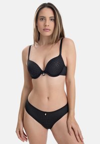 Schwarzes Dessous-Set mit einem gemusterten, gepolsterten BH mit verstellbaren Trägern und passenden Bikini-Hosentypen mit einem dekorativen Akzent.