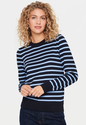 Pull en tricot rayé bleu marine et bleu clair avec un col rond, des poignets et un ourlet côtelés, présentant une coupe décontractée et une texture lisse.