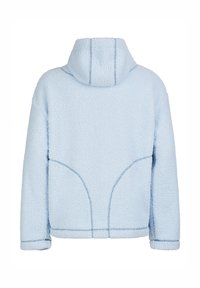 Lichtblauwe fleecejas met capuchon, lange mouwen en zichtbare gestikte naaddetails, gezien vanuit de achterkant.