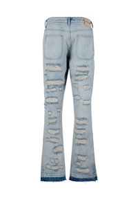 Šviesiai mėlyni džinsai su plačiomis klešnėmis, turintys dėvėtą dizainą, su įvairiomis didelėmis skylėmis ir nusidėvėjusiais kraštais. Įtraukti du užpakaliniai kišeniai.