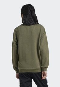 adidas Originals BOYFRIEND CREW JUNIOR - Mikina - olive strata