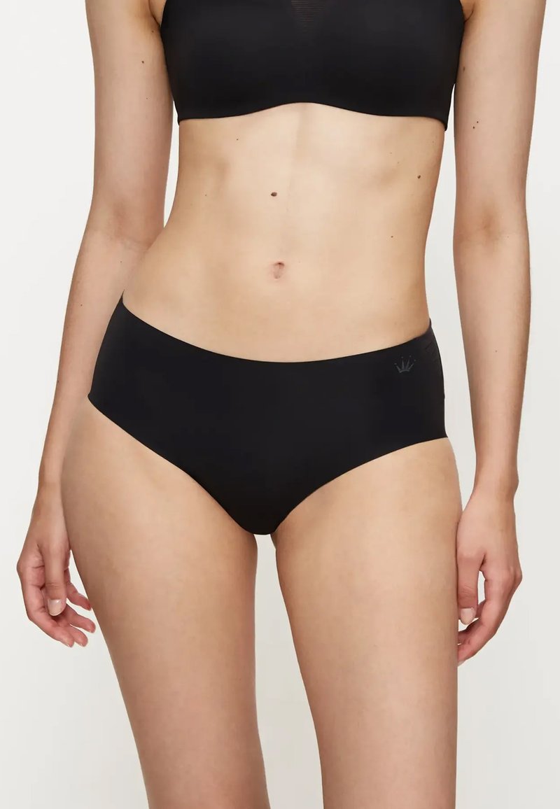 Slip bikini nero realizzato in tessuto liscio, con vita media, cuciture minime e un piccolo logo a lato.