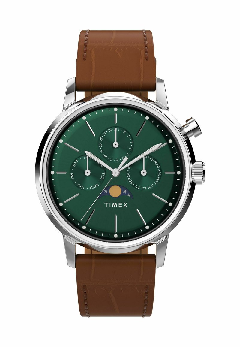 Zegarek Timex z zieloną tarczą, srebrną stalową kopertą, brązowym skórzanym paskiem w wzór krokodyla oraz trzema podtarcza dla dodatkowych funkcji.