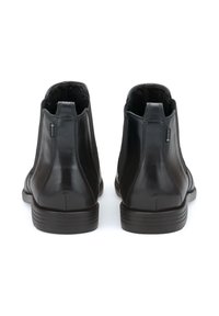Czarne skórzane botki za kostkę z elastycznymi panelami bocznymi, okrągłymi noskami i gumowymi podeszwami. Posiadają etykietę Gore-Tex z boku.