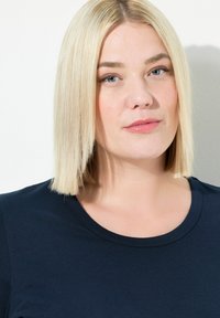 T-Shirt mit kurzen Ärmeln und Rundhalsausschnitt aus navyblauem Baumwollstoff, der über eine glatte Textur und ein einfaches Design ohne sichtbare Muster oder Akzente verfügt.