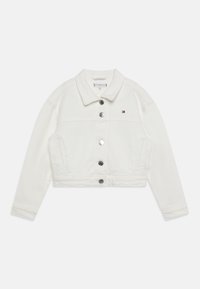 Giacca di jeans bianca accorciata con colletto a punta, chiusura frontale con bottoni, due tasche laterali e un piccolo dettaglio con logo sul petto.