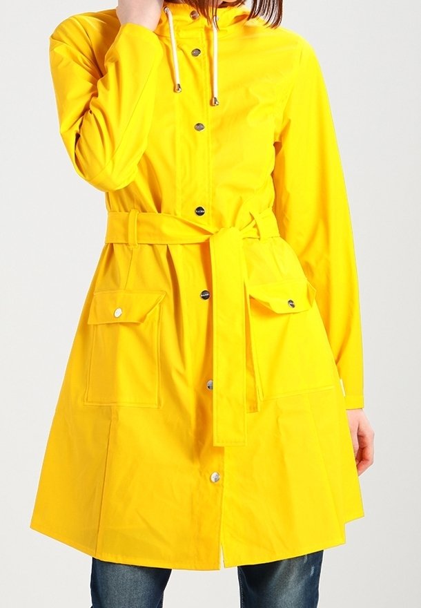 Gul vattentät jacka med insydd midja, knappstängning och två framfickor. Har en huva och dragsko för justering.