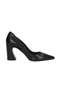 Pump nera in pelle con punta affusolata e tacco largo. Presenta una texture liscia e un design a taglio sottile sul tacco per un tocco di originalità.