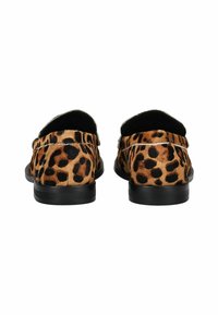 Leopardprint-Slipper mit Wildlederoberfläche, schwarzen Gummisohlen und niedrigem Profil. Rückansicht, die die abgerundeten Kanten und Nähdetails zeigt.