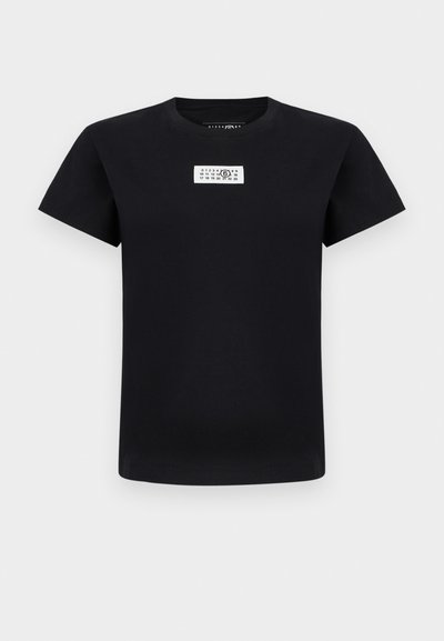 Čierne tričko s krátkym rukávom s bielou obdĺžnikovou nášivkou na hrudi, na ktorej sú usporiadané čierne čísla v riadkoch.