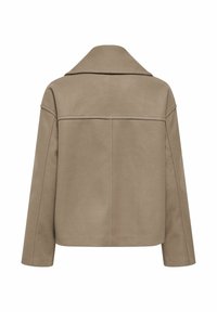 Veste courte couleur taupe avec large col et manches longues, présentée de dos sur fond blanc.