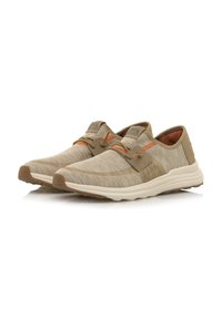Zapatillas deportivas beige con parte superior de tela texturizada, acentos naranjas, cordones elásticos y suela blanca acolchada. Suela de goma plana para mayor agarre.