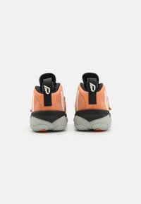 Heren sneakers met een oranje gaas bovenkant, zwarte accenten, grijze zool en een kenmerkend logo op de hiel; gevoerde kraag voor comfort.