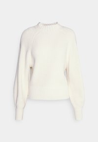 Weißer, gestrickter Pullover mit einem hohen, gerippten Kragen, Raglanärmeln und geripptem Saum. Strukturierter Stoff mit subtilen vertikalen Mustern.