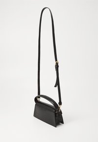 Sac à bandoulière en simili cuir noir avec une forme structurée, une poignée allongée et une sangle ajustable. Présente une texture gaufrée crocodile.