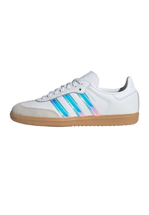 Valkoinen Adidas Samba -tennari sinisillä helmiäisraidoilla ja kumipohjalla, jossa mokkainen varvassuoja ja nauhakiinnitys.