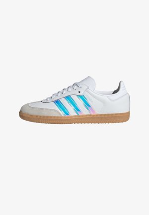 Biały sneaker Adidas Samba z niebieskimi, opalizującymi paskami i gumową podeszwą, z zamszowym czubkiem i wiązaniem na sznurówki.