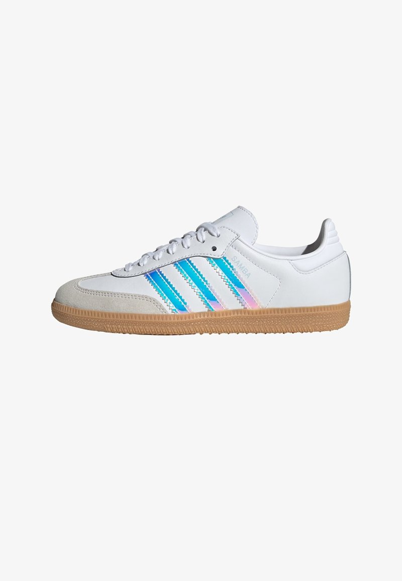Basket blanche Adidas Samba avec des rayures bleues irisées et une semelle en gomme naturelle, avec bout en daim et lacets.