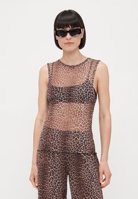 Top senza maniche trasparente di colore marrone, con un motivo a stampa leopardata, collo rotondo e design leggero.
