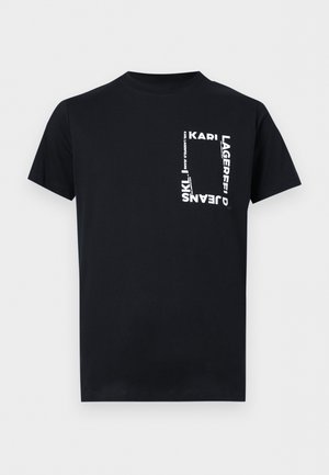 Zwart T-shirt met korte mouwen en witte verticale en horizontale tekst die een vierkant vormen op de linkerborst met de tekst "KARL LAGERFELD JEANS."
