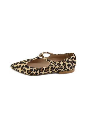 Zapato plano de piel de leopardo con punta afilada, diseño recortado y correa en el tobillo. Hecho de tejido texturizado con una combinación de colores beige y negro.