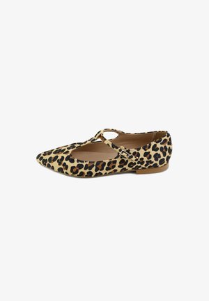 Zapato plano de piel de leopardo con punta afilada, diseño recortado y correa en el tobillo. Hecho de tejido texturizado con una combinación de colores beige y negro.