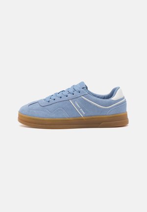 Zapatilla de ante azul con acentos blancos, suela de goma y parte superior de textil. Presenta un diseño con cordones y detalle del logo en el lateral.
