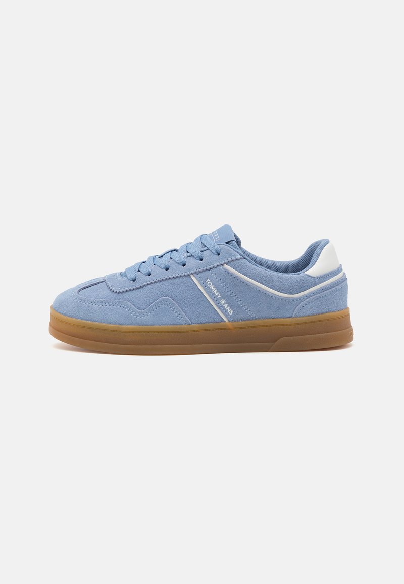 Kék velúrbőr sneaker fehér részletekkel, gumitalppal és textil felsőrésszel. Fűzős kialakítású, oldalt logó részlettel.