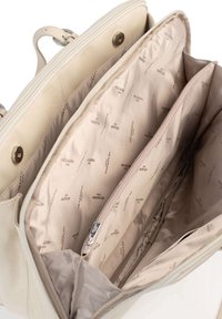 Borsa in pelle beige con più scomparti, esterno liscio, chiusure a zip e interno foderato con un sottile motivo del marchio.
